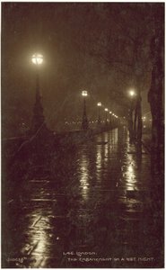 London, die Uferstraße bei nasser Nacht von English Photographer