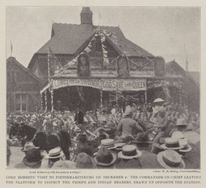 Lord Roberts Besuch in Pietermaritzburg am 4. Dezember, der Oberbefehlshaber verlässt die Plattform, um die Truppen und indischen Träger zu inspizieren, die gegenüber dem Bahnhof aufgestellt sind von English Photographer