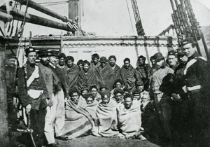 Maori-Gefangene an Bord eines Gefängnisschiffs im Wellington Harbour, 1866 von English Photographer