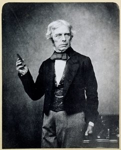 Michael Faraday (1791-1867) hält einen Stabmagneten, von Maull und Polyblank