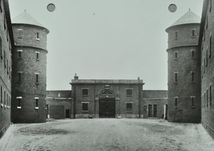 Millbank Prison: Hauptkorridor hinunter, 1885 von English Photographer