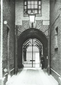 Millbank Prison: Hauptdurchgang, Warden Barnard in der Tür, 1885 von English Photographer