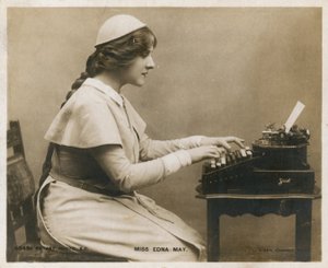 Miss Edna May an der Schreibmaschine
