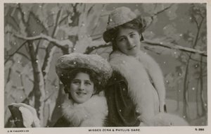 Misses Zena und Phyllis Dare von English Photographer