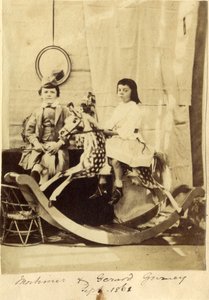 Mortimer und Gerard Gurney mit ihrem Schaukelpferd von English Photographer