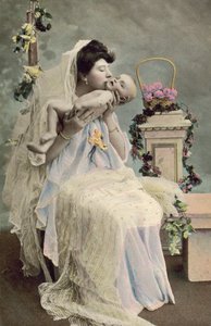 Mutter küsst Baby (farbiges Foto) von English Photographer