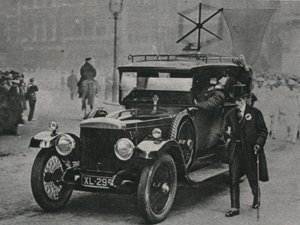 Auto mit Radioempfangsgerät und einer Rahmenantenne auf dem Dach des Autos von English Photographer
