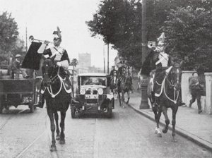 Berittene Herolde der Waffen vor einem offiziellen Wagen, London von English Photographer