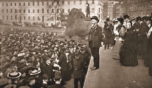 Mr. Keir Hardie spricht auf der ersten Frauenwahlrechtsdemonstration auf dem Trafalgar Square