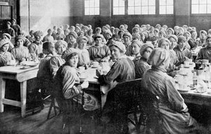 Munitionsarbeiter in der Kantine