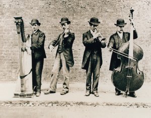 Musiker in Greenwich im Jahr 1884 von English Photographer