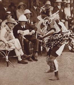 Einheimische Schönheit in Freetown, Sierra Leone, tanzt vor dem zukünftigen König Edward VIII von English Photographer