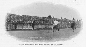 Newton Heath rechte Flanke nimmt den Ball auf und zentriert, 1899