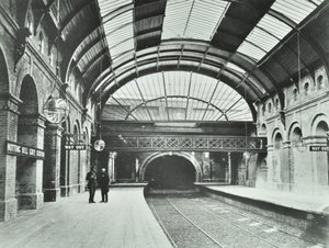 Notting Hill Gate Underground Station: Blick auf Bahnsteige und Gleise, 1868 von English Photographer