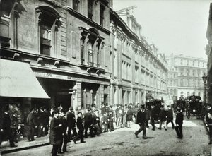 Old Broad Street, Eingang zur Börse, City of London, 1890 von English Photographer