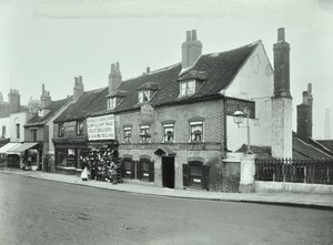 Old Bull, Wandsworth High Street, 1897 von English Photographer