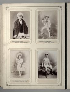 Seite aus einem Souveniralbum des Juvenile Fancy Dress Ball, Leeds von English Photographer
