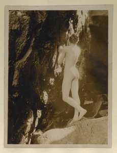 Fotografie von Alistair Graham nackt, aufbewahrt mit seinem Brief an Evelyn Waugh, ca. 1924 (Gelatinesilberdruck) von English Photographer