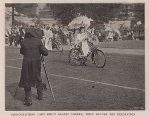Fotografieren von Lady Emily Gladys Cherry, Preisträgerin für Dekoration von English Photographer