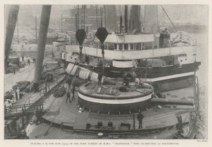 Platzierung einer 67-Tonnen-Kanone (13,5) im Vorderturm der HMS Trafalgar, Hafenschutzschiff in Portsmouth von English Photographer