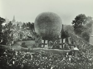Poplar Recreation Ground: Menschenmengen beobachten einen Heißluftballon, 1892 von English Photographer
