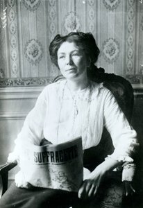 Porträt von Christabel Pankhurst, die eine Ausgabe von The Suffragette liest, ca. 1905 von English Photographer