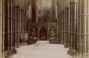 Postkarte mit einem Bild des Inneren der Westminster Abbey von English Photographer