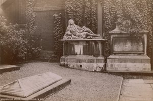 Postkarte mit dem Grab von Oliver Goldsmith im Inner Temple von English Photographer