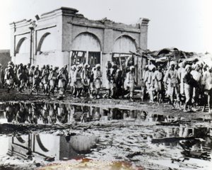 Gefangene passieren das Mihrab, das Gebetshaus des Khalifen, 1898 von English Photographer