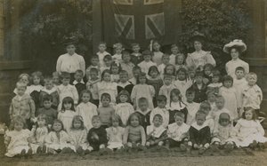 Schüler sitzen in einer Gruppe und posieren für ein Porträt von English Photographer
