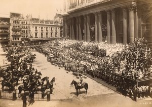 Königin Victoria, Diamantjubiläumsprozession erreicht St. Pauls, 1897 von English Photographer