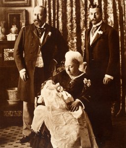 Königin Victoria hält König Edward VIII. bei seiner Taufe am 16. Juli 1894 von English Photographer