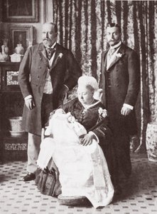Königin Victoria hält König Edward VIII. bei seiner Taufe am 16. Juli 1894 von English Photographer