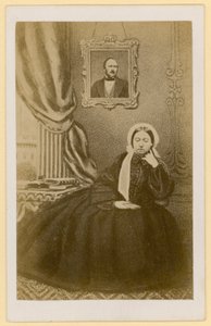 Königin Victoria als Witwe mit einem Porträt des Prinzgemahls hinter ihr von English Photographer