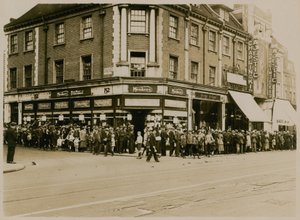 Schlange für Charlie Chaplin in The Kid im Majestic, High Street, Clapham, um 1921 von English Photographer