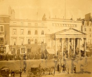 Schlange stehen am Haymarket im Jahr 1895 für die Premiere von Trilby mit Tree von English Photographer