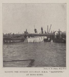 Bergung des gesunkenen Kanonenbootes HMS Sandpiper in Hongkong von English Photographer