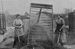 Schlacken sieben, Kriegsministerium Fotografien, 1916