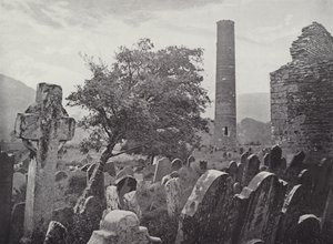 Rundturm, St Kevins Kreuz und Küche, Glendalough von English Photographer