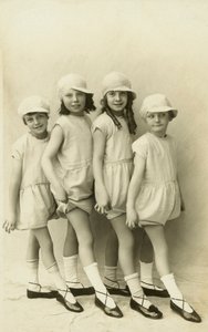 Reihe von vier Mädchen, die ihre Zehen strecken von English Photographer