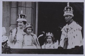 Königliche Familie nach der Krönung von König George VI von English Photographer