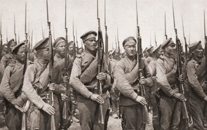 Russische Infanterie bei einer Parade und Präsentation der Waffen während des Ersten Weltkriegs, aus The Illustrated War News, 1915