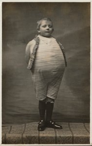 Schuljunge, verkleidet mit einem sehr großen Bauch (s/w Foto) von English Photographer