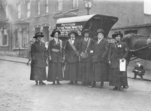 Schottische Suffragetten kommen in London an, um eine Petition zu überreichen