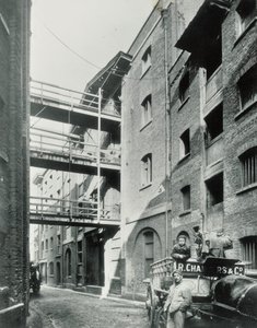 Shad Thames, London, 1890 von English Photographer