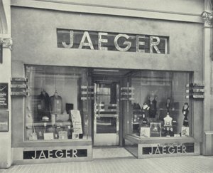 Ladenfront mit Inschrift auf Gehwegniveau von English Photographer
