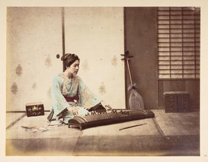 Singende Mädchen [Japan], Studio-Porträt einer jungen japanischen Frau, die auf einer Tatami-Matte sitzt und ein Saiteninstrument spielt, Fotograf: Unbekannt, Lucas Sammlung: Fotografischer Bericht der Weltreise von Charles James und Morton P, Lucas