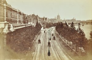 Somerset House, Victoria Embankment, Westminster LB: Blick nach Norden von Waterloo Bridge, 1895 von English Photographer