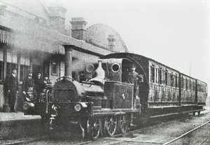 South Dock Station: eine vierachsige Tanklokomotive am Bahnhof, 1880 von English Photographer