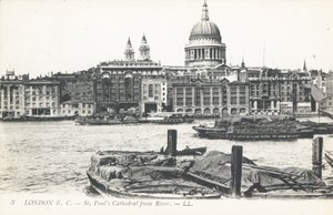 St. Pauls Kathedrale von der Themse aus